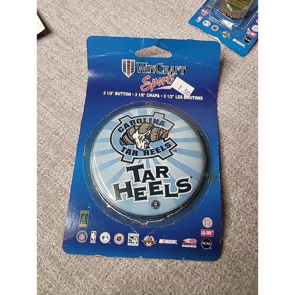 Univ of North Carolina Tar Heels‎ VTG Pins Laces Key Chain Memorabilia WinCraft